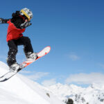 Snowboard-Kid springt